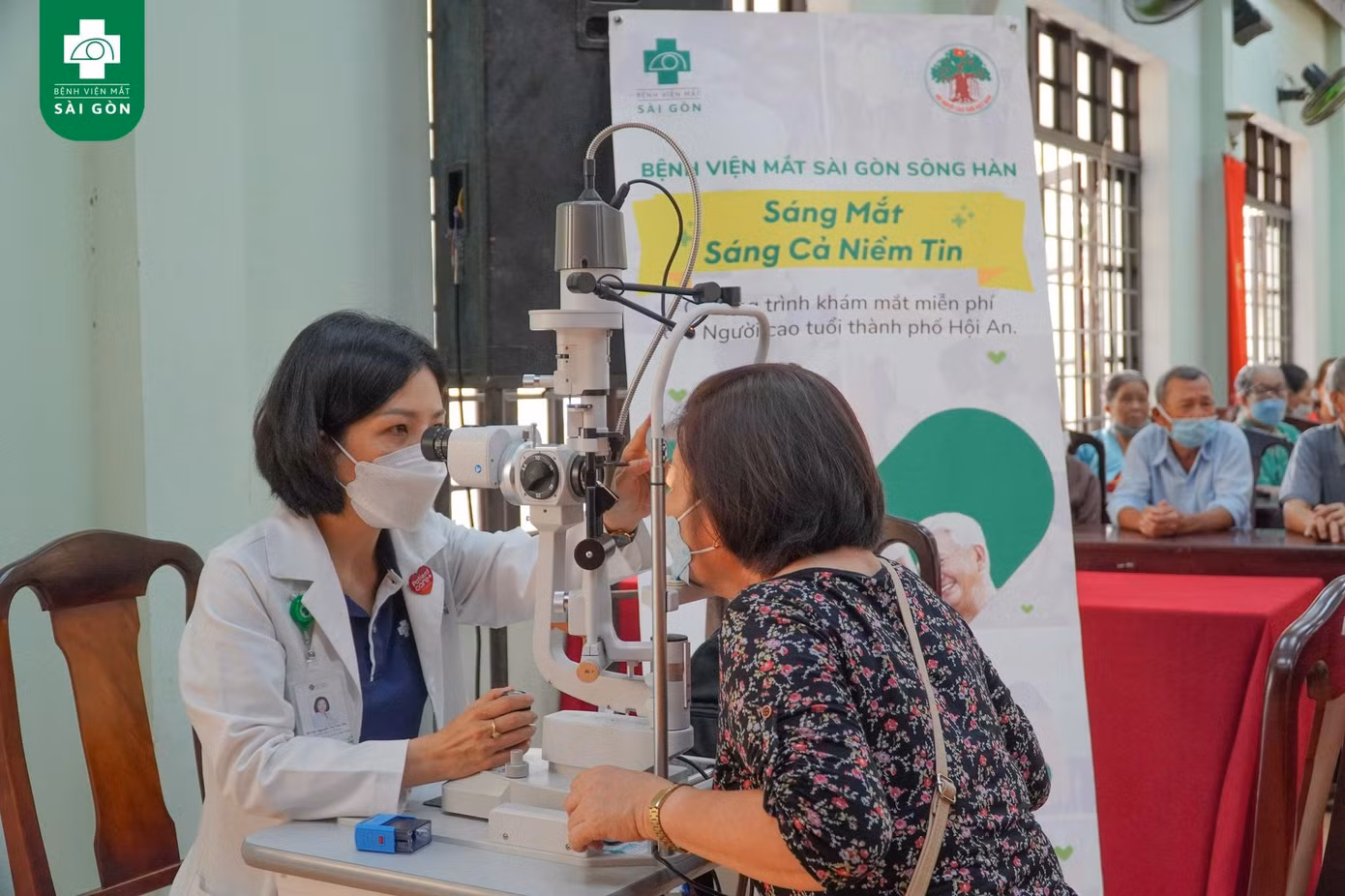 Chương trình “Sáng mắt sáng cả niềm tin” - khám và cấp phát thuốc miễn phí cho hơn 400 người dân khó khăn tại Phường Tân An, TP Hội An vào tháng 04/2023.