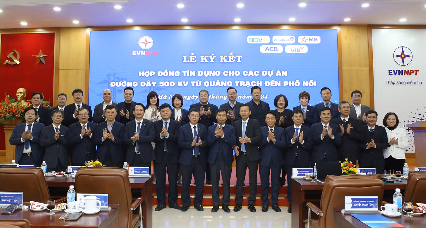 Lãnh đạo EVN, EVNNPT và 5 ngân hàng chụp ảnh lưu niệm tại lễ ký kết