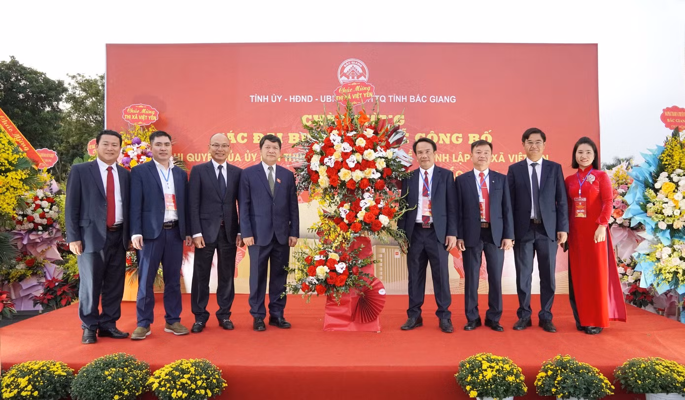 Đại diện BV Group tặng lẵng hoa chúc mừng thị xã Việt Yên, Bắc Giang Đại diện BV Group tặng lẵng hoa chúc mừng thị xã Việt Yên, Bắc Giang