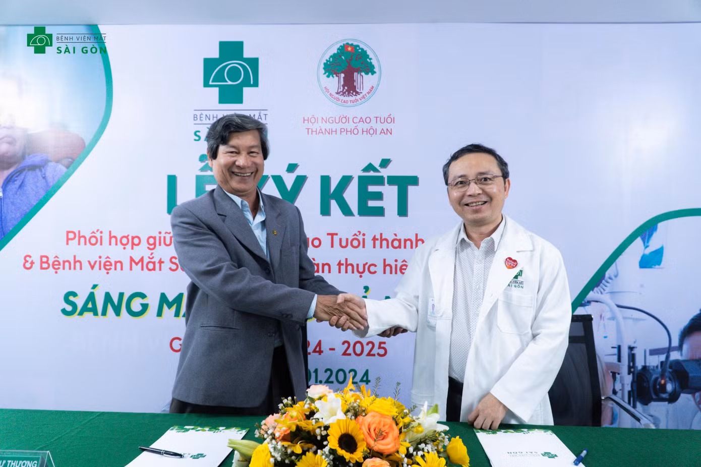 Ông Lương Trọng Tường, Giám đốc điều hành Bệnh viện Mắt Sài Gòn Sông Hàn và ông Nguyễn Như Thương - Trưởng Ban Đại Diện Hội Người Cao Tuổi TP. Hội An.