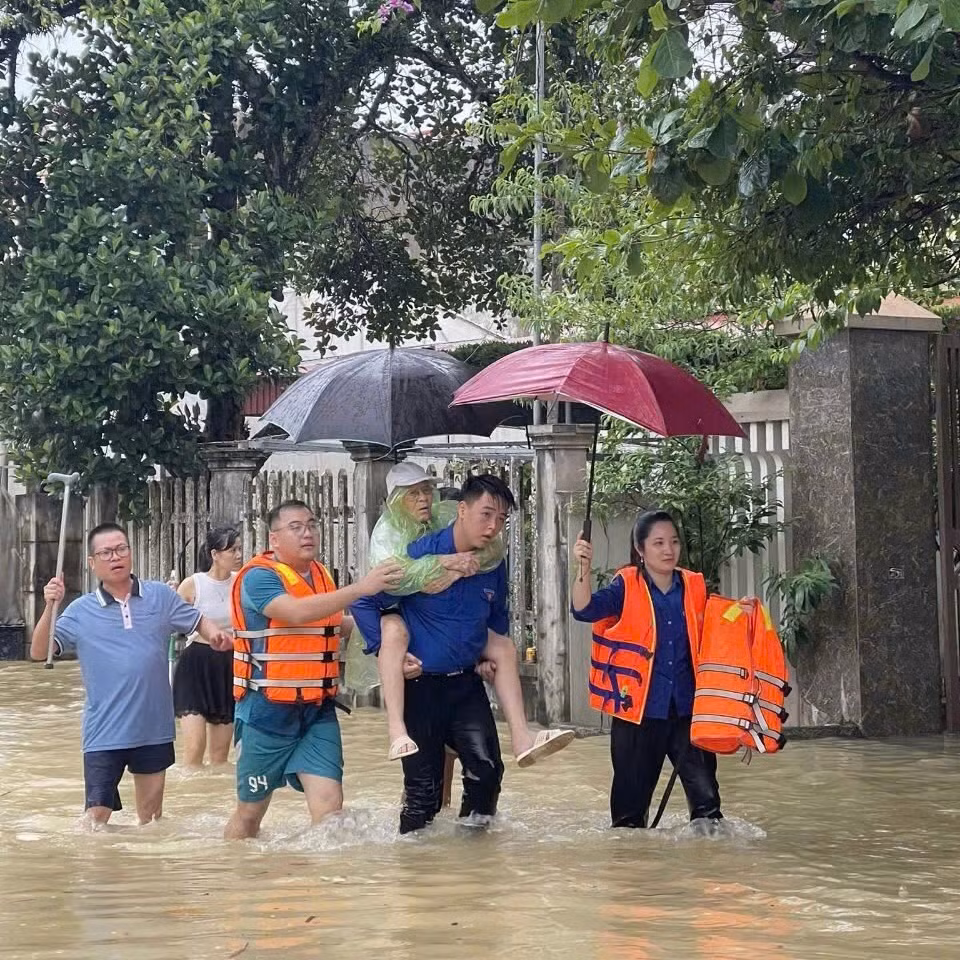 Thanh niên tình nguyện Thái Nguyên cõng người dân di dời khỏi vùng ngập lụt