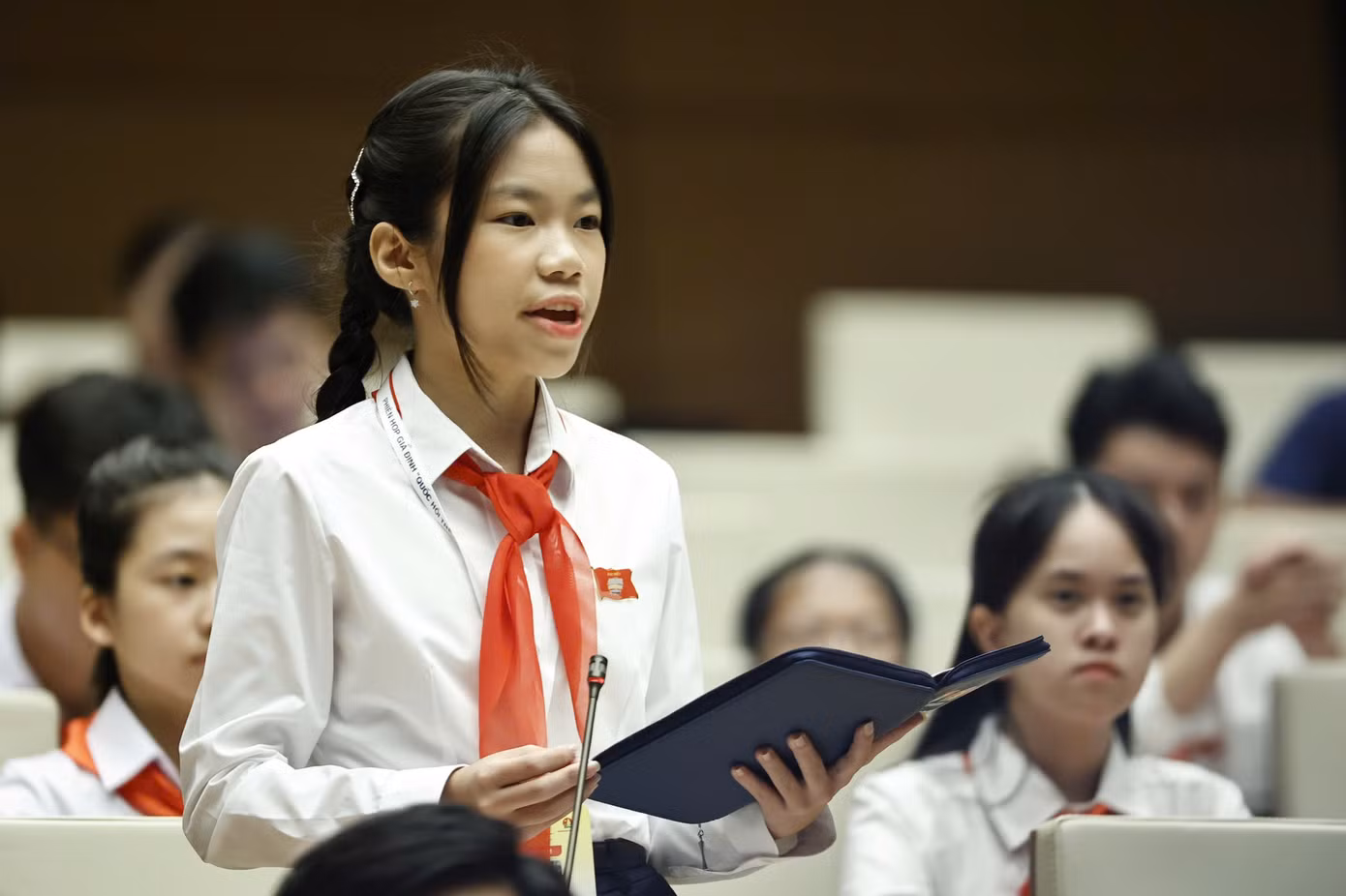 Khánh Vân chất vấn các Bộ trưởng giả định Quốc hội trẻ em tại Hội trường Diên Hồng, Nhà Quốc hội. Ảnh: Như Ý