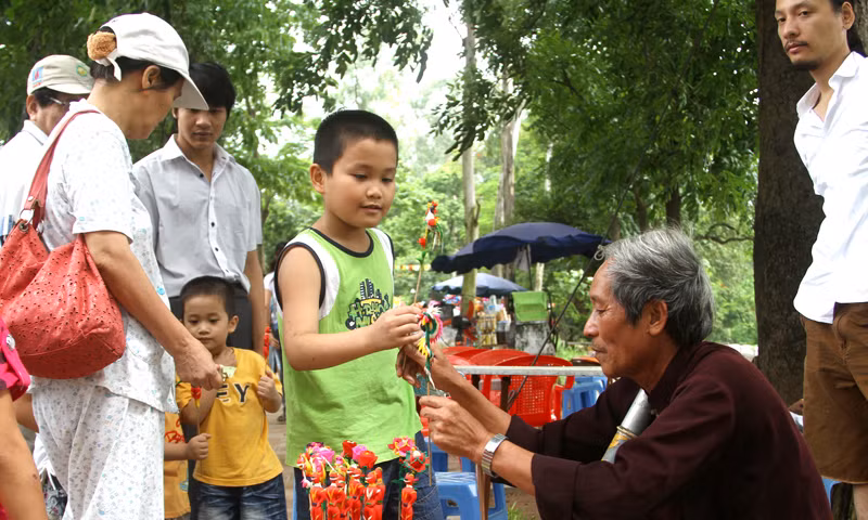 Ngoài những món đồ chơi hiện đại có xuất xứ ngoại nhập vẫn còn đó là những tò he, chong chóng... truyền thống