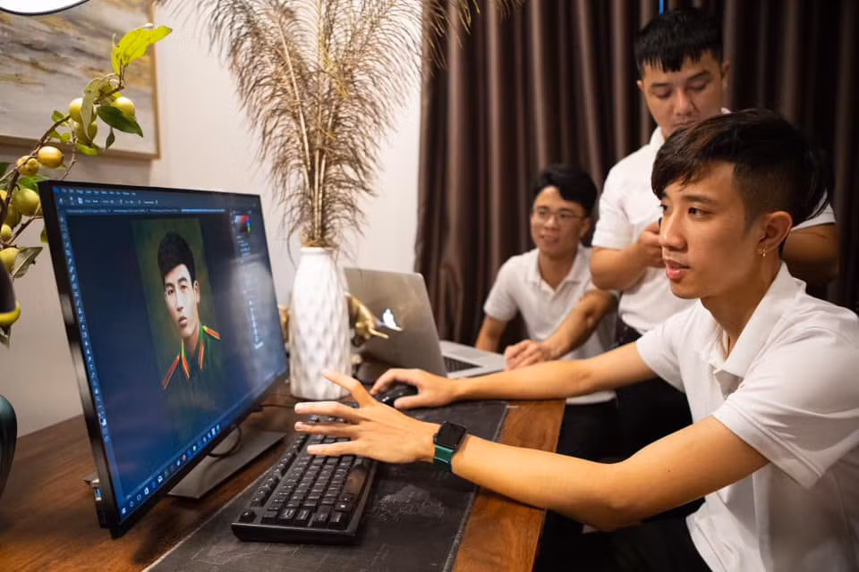 Anh Phùng Quang Trung cùng các cộng sự phục dựng ảnh. Ảnh: NVCC Anh Phùng Quang Trung cùng các cộng sự phục dựng ảnh. Ảnh: NVCC