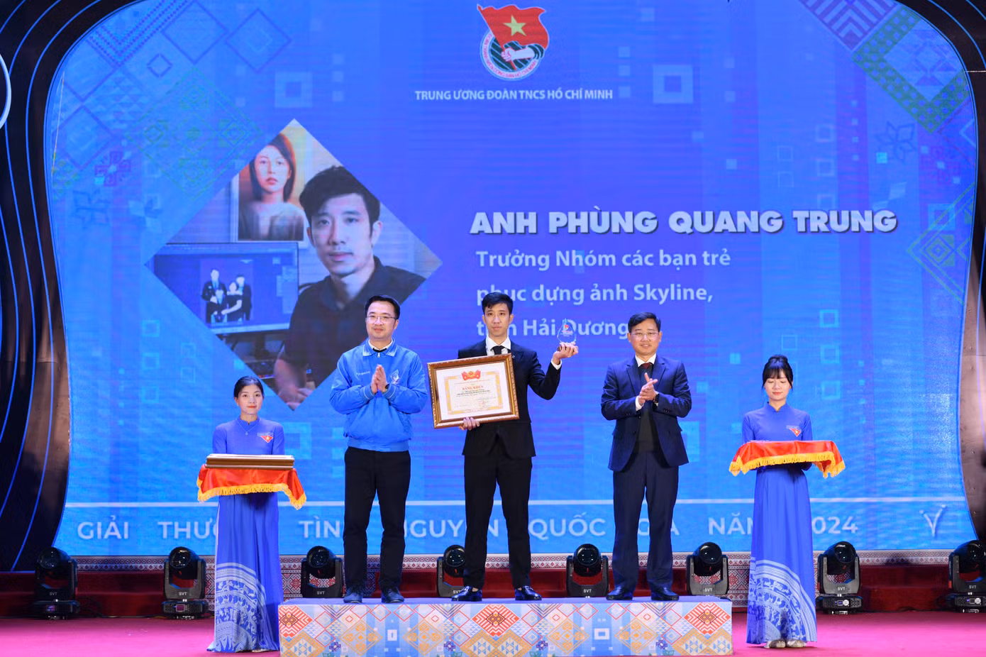 Bí thư T.Ư Đoàn, Chủ tịch T.Ư Hội LHTN Việt Nam Nguyễn Tường Lâm trao giải thưởng Tình nguyện Quốc gia năm 2024 cho anh Phùng Quang Trung trong chuỗi hoạt động Ngày hội Tình nguyện quốc gia 2024. Bí thư T.Ư Đoàn, Chủ tịch T.Ư Hội LHTN Việt Nam Nguyễn Tường Lâm trao giải thưởng Tình nguyện Quốc gia năm 2024 cho anh Phùng Quang Trung trong chuỗi hoạt động Ngày hội Tình nguyện quốc gia 2024.