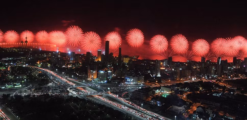 Thành phố Kuwait chìm giữa rừng pháo hoa rực rỡ 