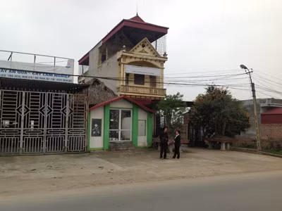 Căn nhà đã cắm ngân hàng. (ảnh nhỏ) và căn nhà đã cắm ngân hàng