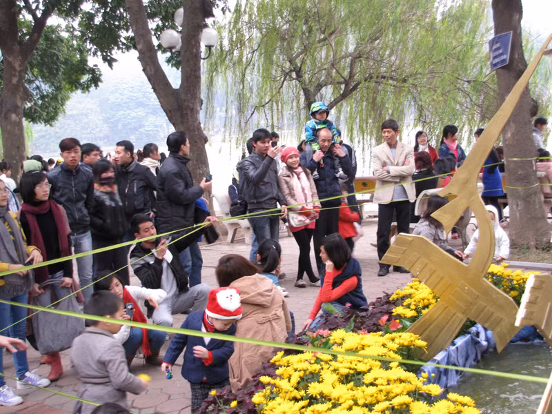 Lễ hội hoa 2010 tình trạng này, thậm chí ngày tan hội, nhiều người còn chen lấn, xô đẩy để lấy các chậu hoa cảnh