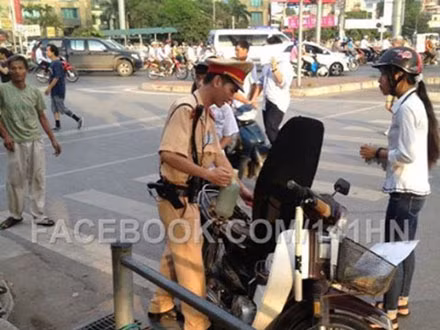 Anh Mạnh cho biết, hàng năm có khá nhiều sự cố khi sĩ tử đi thi, và bên cạnh điều tiết giao thông, lực lượng cảnh sát sẵn sàng giúp đỡ các em lúc khó khăn. Ảnh Nguyễn Hoà