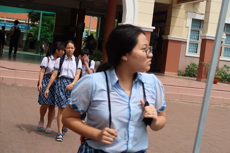 Thi lớp 10 tại TPHCM: Đề toán tương đối khó, mang tính vận dụng cao ảnh 4