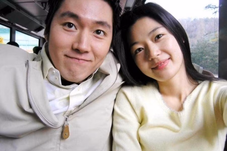 Cả hai đang có với nhau 2 người con. Gia đình "một nhà bốn người" của Jeon Ji Hyun từng là mơ ước của vô số người.