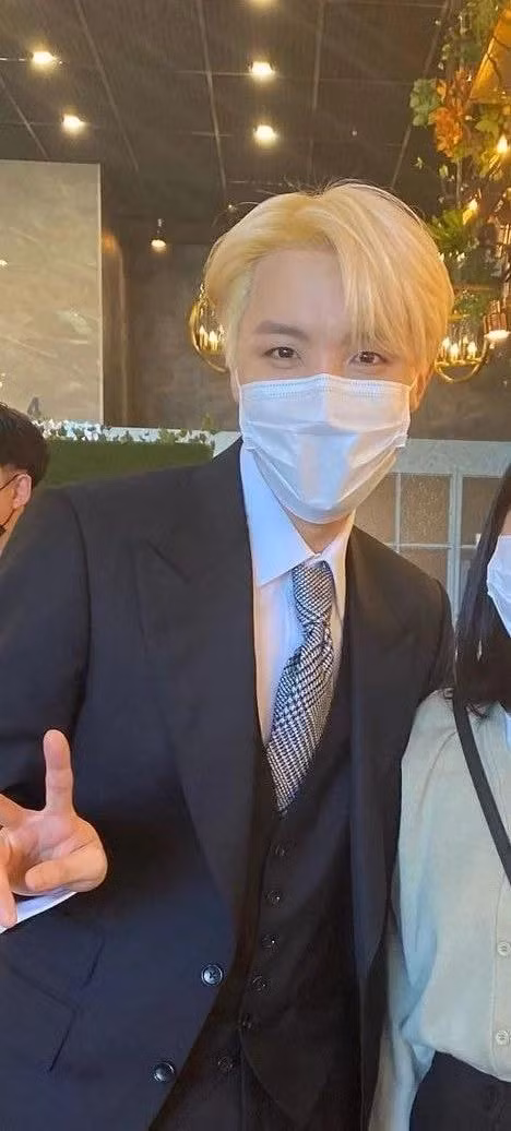 j-hope lộ diện với màu tóc vàng trending khắp Twitter.