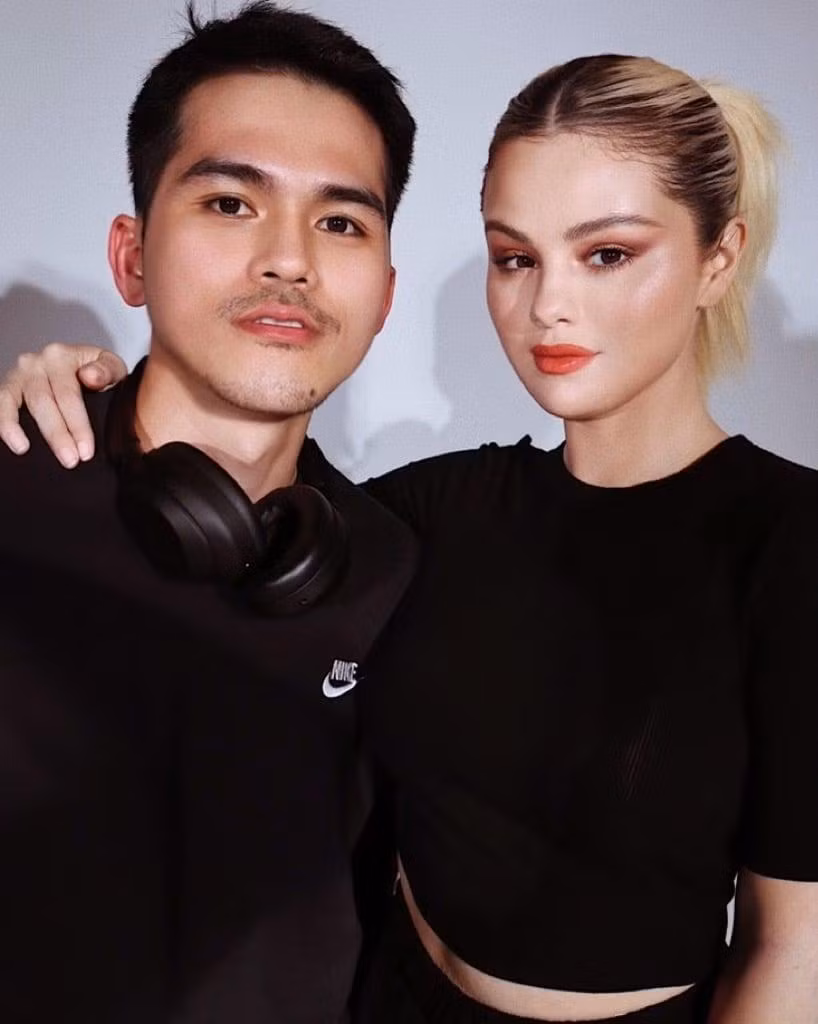 Việt Phương hào hứng khi làm việc chung với Selena Gomez. Việt Phương hào hứng khi làm việc chung với Selena Gomez.