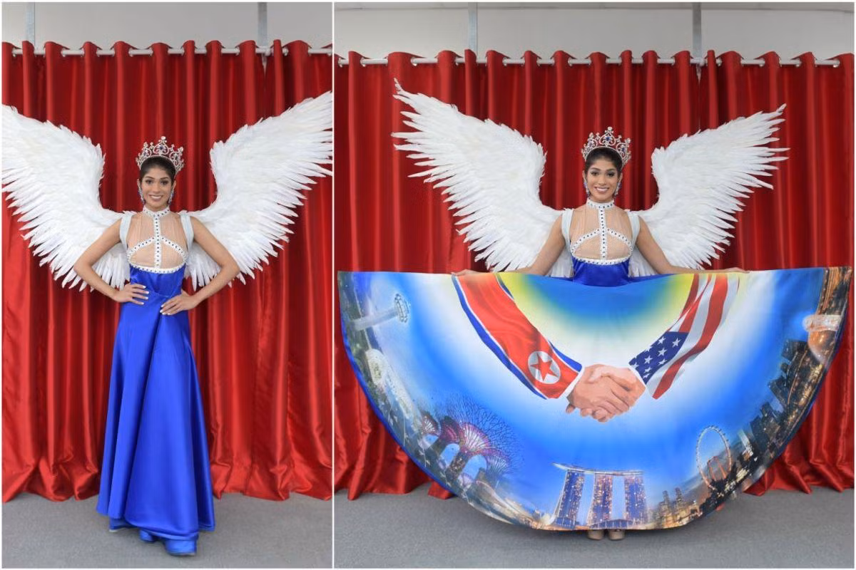 Hoa hậu Singapore Zahra Khanum tại Miss Universe 2018 đã mang đến phần trình diễn độc đáo với chiếc váy lấy cảm hứng từ hội nghị thượng đỉnh giữa Tổng thống Mỹ Donald Trump và nhà lãnh đạo Triều Tiên Kim Jong-Un được tổ chức vào tháng 6/2018 tại Singapore Hoa hậu Singapore Zahra Khanum tại Miss Universe 2018 đã mang đến phần trình diễn độc đáo với chiếc váy lấy cảm hứng từ hội nghị thượng đỉnh giữa Tổng thống Mỹ Donald Trump và nhà lãnh đạo Triều Tiên Kim Jong-Un được tổ chức vào tháng 6/2018 tại Singapore