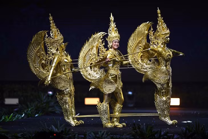 Năm 2018, người đẹp On-anong Homsombath của Lào chinh phục ban giám khảo với bộ trang phục độc đáo kế lấy cảm hứng từ một sinh vật nửa người nửa chim trong truyện dân gian của quê hương cô. Năm 2018, người đẹp On-anong Homsombath của Lào chinh phục ban giám khảo với bộ trang phục độc đáo kế lấy cảm hứng từ một sinh vật nửa người nửa chim trong truyện dân gian của quê hương cô.