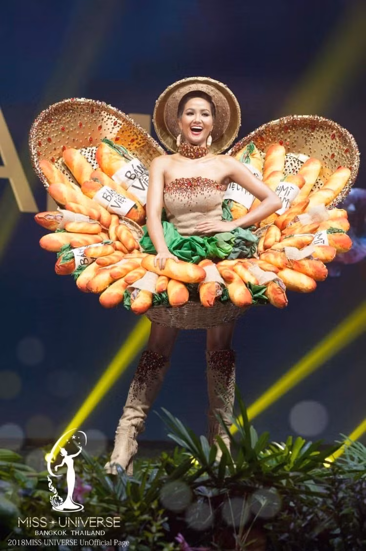 Mới đây một chuyên trang tổng hợp tin tức ở Mỹ vừa công bố bình chọn Top 10 trang phục dân tộc ấn tượng nhất lịch sử Miss Universe, trong đó có trang phục dân tộc “Bánh Mỳ” mà Hoa hậu H’Hen Niê từng trình diễn năm 2018 tại cuộc thi ở Thái Lan. Bộ trang phục của H'Hen Niê khi đó đã gây tiếng vang trên truyền thông quốc tế và được báo Mỹ khen ngợi. Mới đây một chuyên trang tổng hợp tin tức ở Mỹ vừa công bố bình chọn Top 10 trang phục dân tộc ấn tượng nhất lịch sử Miss Universe, trong đó có trang phục dân tộc “Bánh Mỳ” mà Hoa hậu H’Hen Niê từng trình diễn năm 2018 tại cuộc thi ở Thái Lan. Bộ trang phục của H'Hen Niê khi đó đã gây tiếng vang trên truyền thông quốc tế và được báo Mỹ khen ngợi.