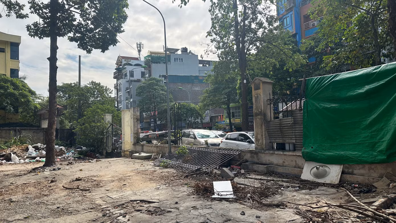 Đại diện UBND quận Hai Bà Trưng cho biết, hiện quận đã phê duyệt 2 dự án chỉnh trang 2 tuyến hè tiệm cận công viên là hè Võ Thị Sáu và Thanh Nhàn. Đồng thời xin chủ trương cho phép hạ tường rào của 2 tuyến đường này nhằm khớp nối dự án vỉa hè, tạo không gian mở cho công viên.