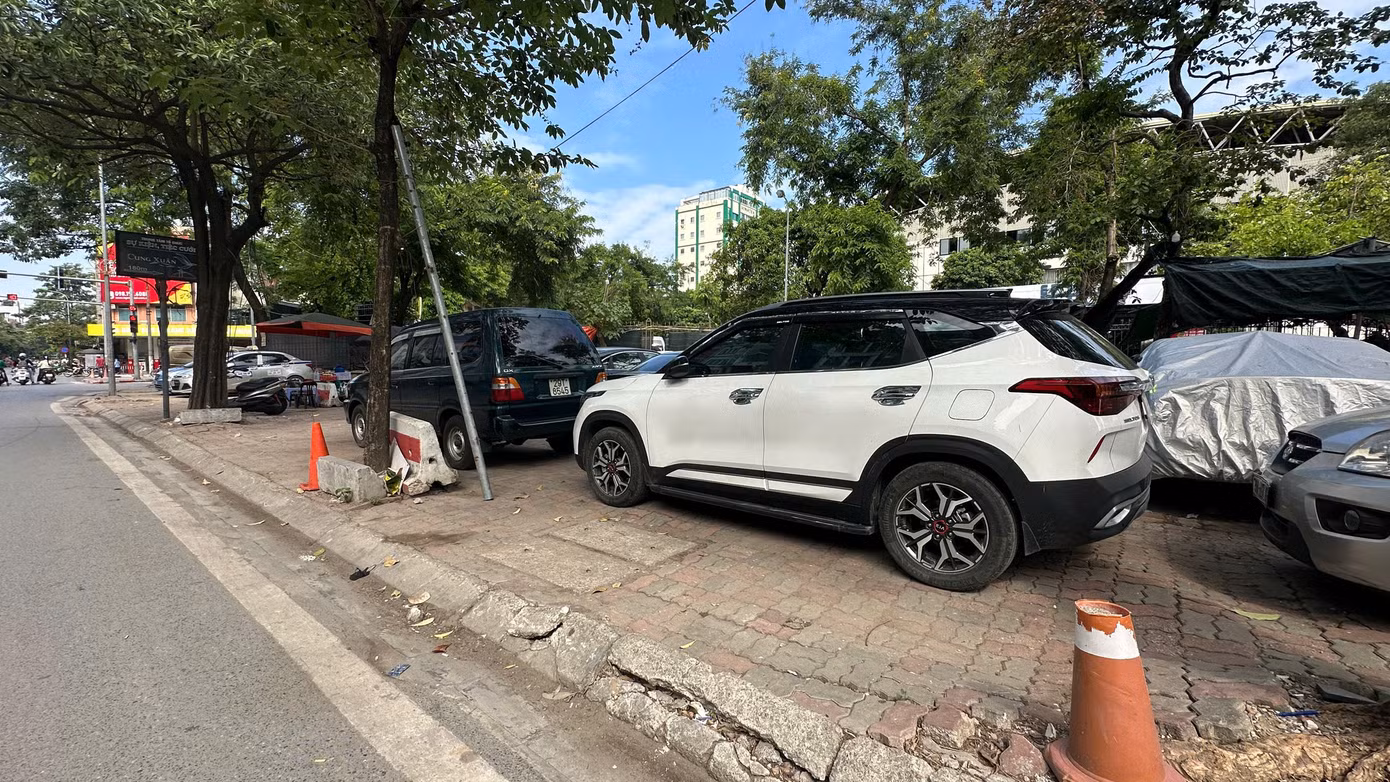 Vỉa hè quanh công viên Tuổi trẻ bị phương tiện chiếm dụng.