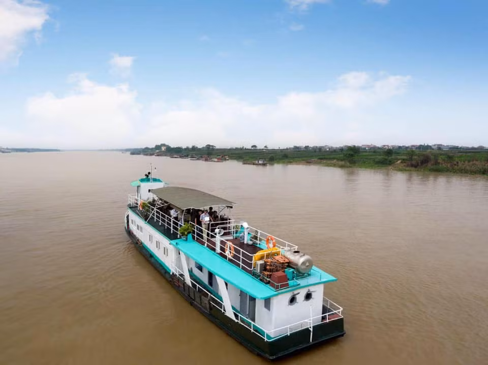 Tàu du lịch trên sông Hồng. Ảnh: Sông Hồng Tourist.