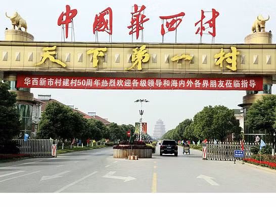 Không khó hiểu khi đường phố của Huaxi vắng vẻ như vậy bởi đa số người dân đều đi bằng máy bay. Không khó hiểu khi đường phố của Huaxi vắng vẻ như vậy bởi đa số người dân đều đi bằng máy bay