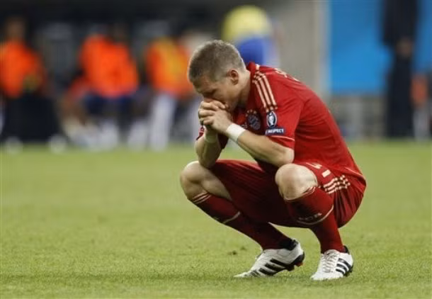 Quá căng thẳng, tiền vệ Bastian Schweinsteiger quay lưng, không dám nhìn Robben thực hiện quả đá Penalty