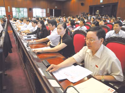 Các đại biểu Quốc hội bấm nút biểu quyết tại hội trường. Ảnh: Hồng Vĩnh