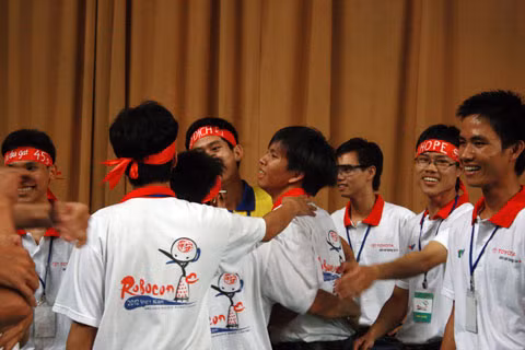 Những giọt nước mắt chiến thắng của thí sinh BK-SPIRIT trong vòng tay đồng đội