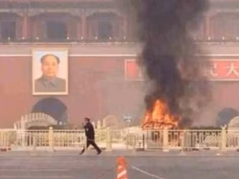 Xe bốc cháy sau khi đâm qua rào chắn ngay trước quảng trường Thiên An Môn. Ảnh: Sky News