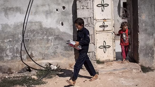 Trẻ em Syria đang đối mặt với sự thiếu thốn trong cuộc sống và cả giáo dục . Trẻ em Syria đang đối mặt với sự thiếu thốn, đặc biệt là ngành giáo dục