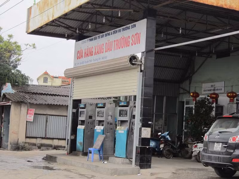 Mỗi lần rộ thông tin tăng giá xăng dầu là xảy ra hiện tượng găm hàng. (Một cây xăng găm hàng tại Hà Nội). Ảnh: Nguyễn Thảo 
