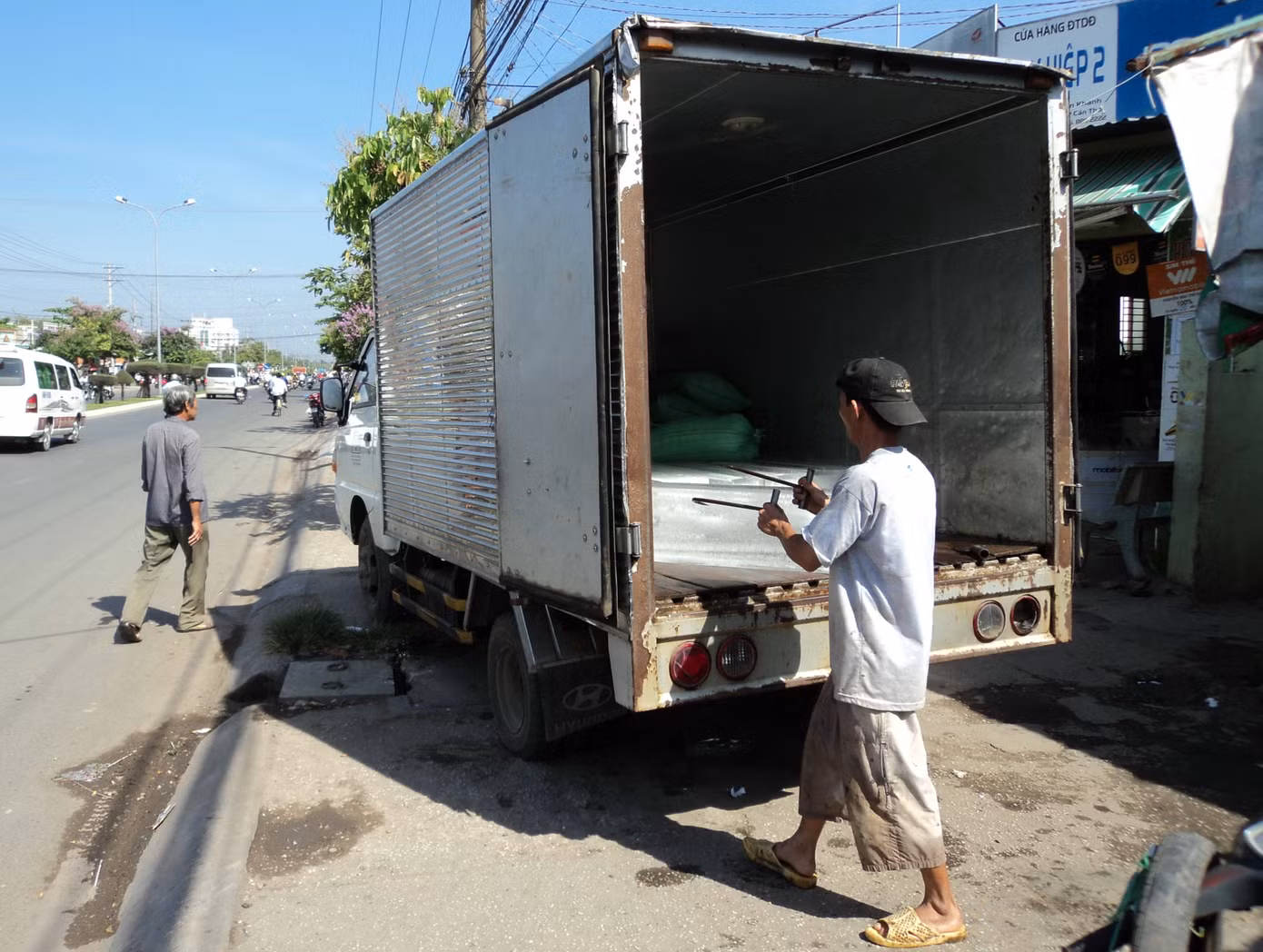 Một người có cuộc sống ổn định khi chuyển nghề bỏ mối nước đá