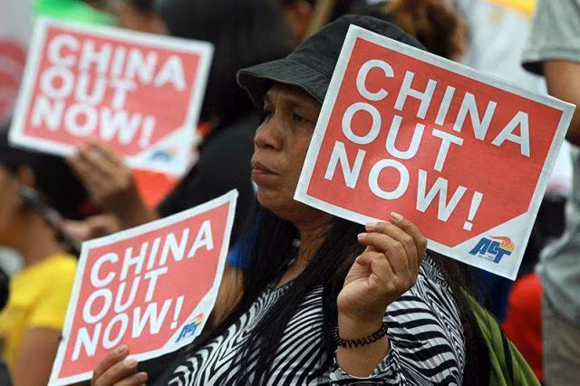 Người dân Philippines biểu tình phản đối Trung Quốc quân sự hóa Biển Đông. Ảnh: Philstar. Người dân Philippines biểu tình phản đối Trung Quốc quân sự hóa Biển Đông. Ảnh: Philstar.