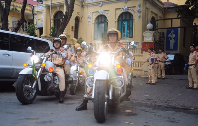 Các cán bộ CSGT lên đường chuẩn bị ứng phó với cơn bão sắp đổ bộ vào Thủ đô