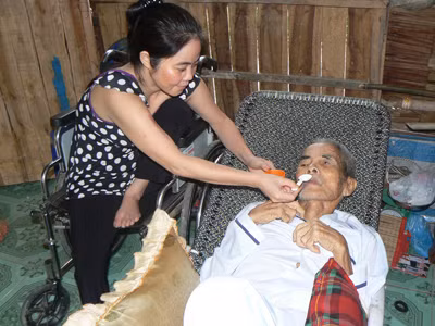 Cô Trinh ngồi xe lăn chăm sóc cha 83 tuổi, sống thực vật