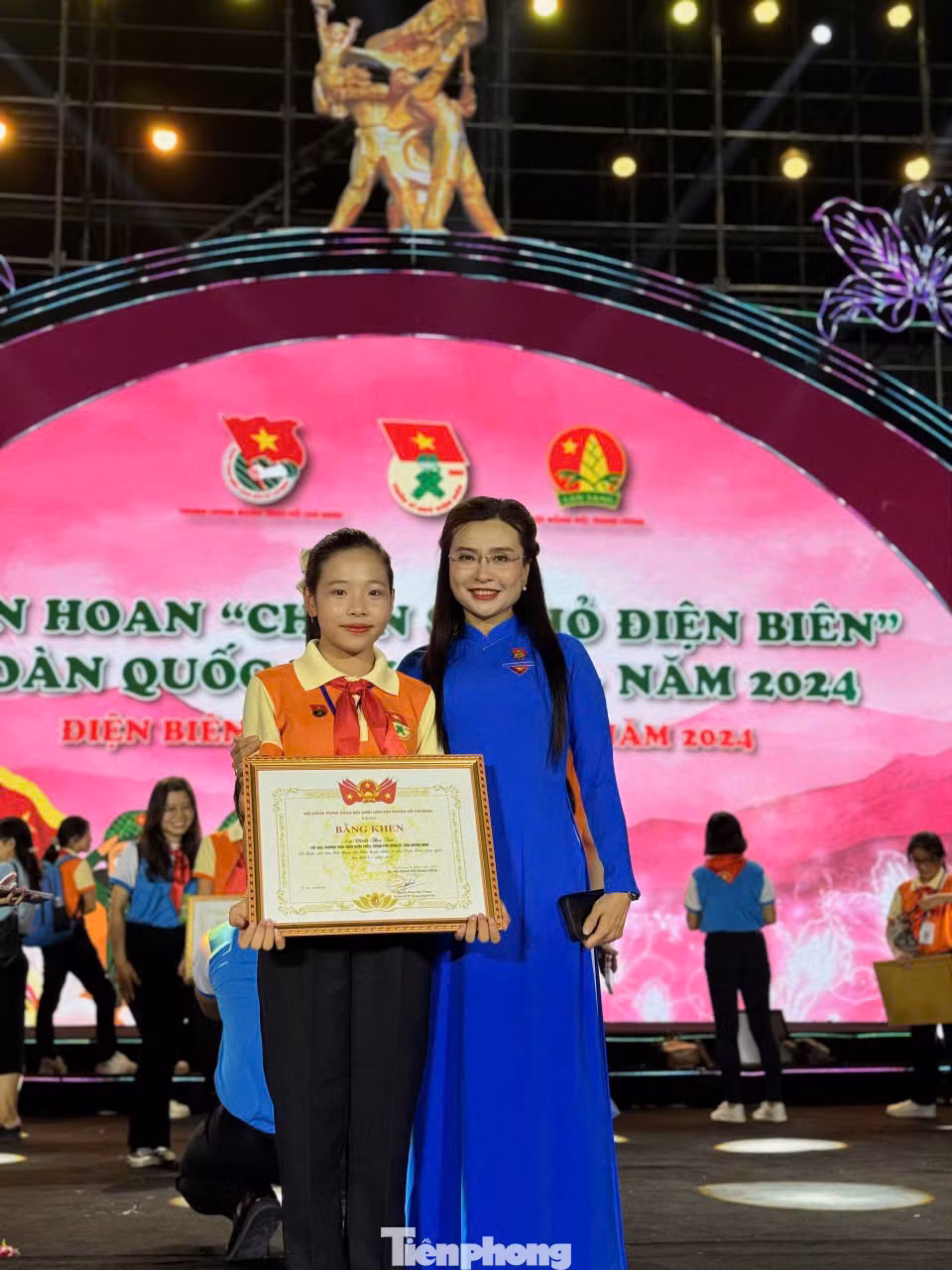 Em Đinh Thu Trà và chị Nguyễn Phạm Duy Trang - Bí thư T.Ư Đoàn, Chủ tịch Hội đồng Đội T.Ư tại Liên hoan Chiến sĩ nhỏ Điện Biên năm 2024.