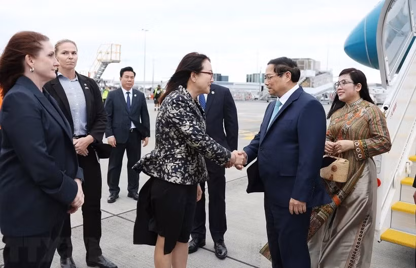 Quan chức New Zealand đón Thủ tướng Phạm Minh Chính và Phu nhân tại sân bay Auckland. (Ảnh: Dương Giang/TTXVN). Quan chức New Zealand đón Thủ tướng Phạm Minh Chính và Phu nhân tại sân bay Auckland. (Ảnh: Dương Giang/TTXVN).