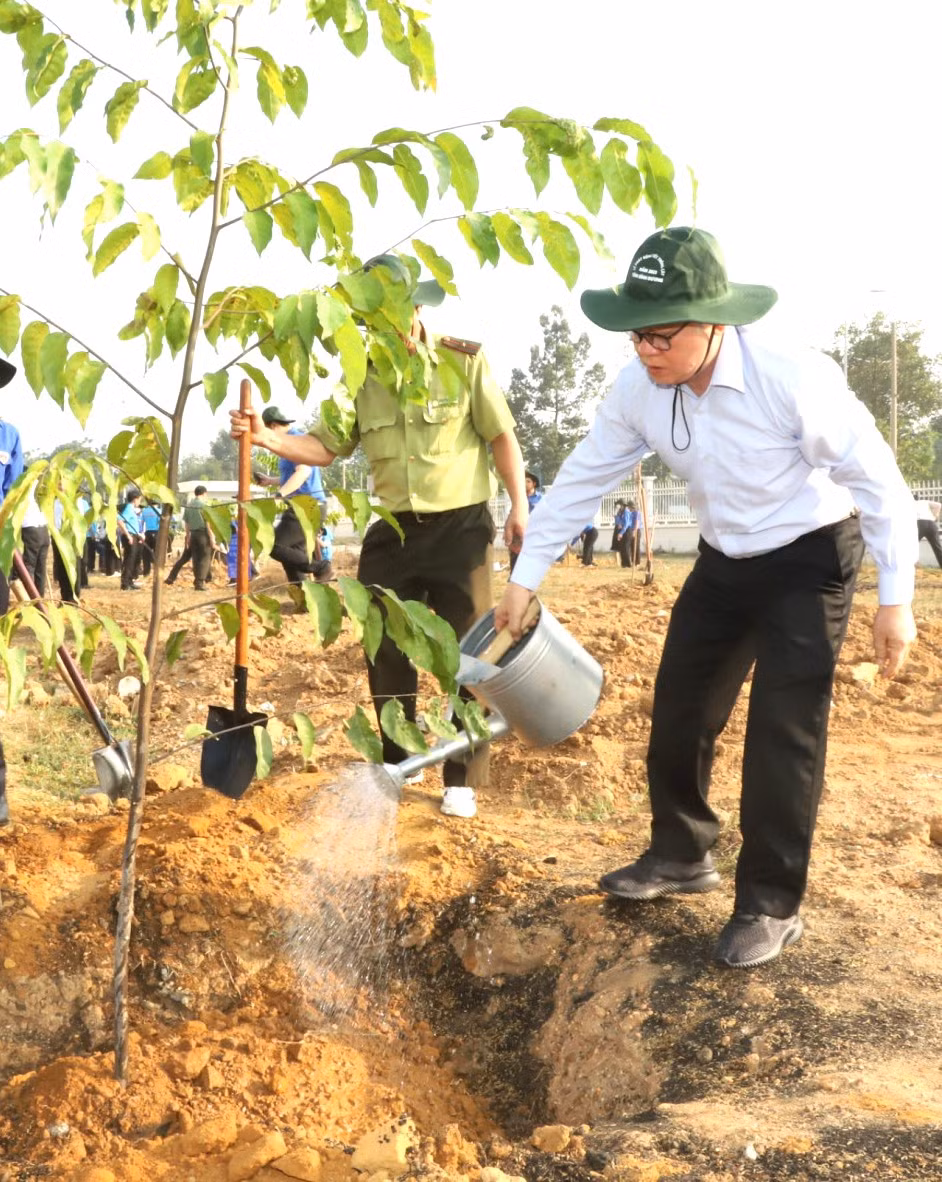 Bí thư Tỉnh ủy Bình Dương Nguyễn Văn Lợi trồng cây tại Bệnh viện 1.500 giường