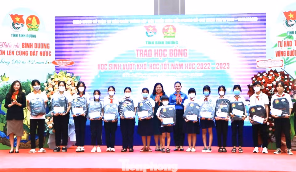Trao giải thưởng Kim Đồng, tặng nhà khăn quàng đỏ cho thiếu nhi Bình Dương ảnh 5