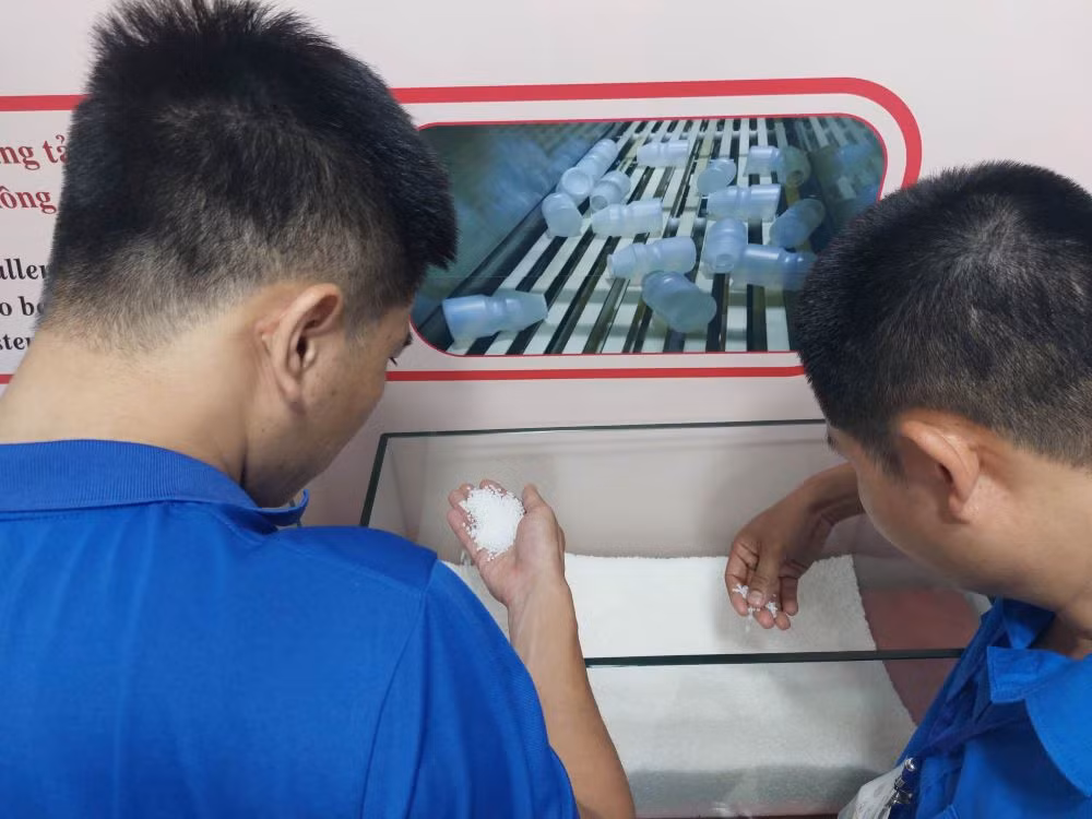 Đại biểu nghiên cứu công nghệ sản xuất. Đại biểu nghiên cứu công nghệ sản xuất.