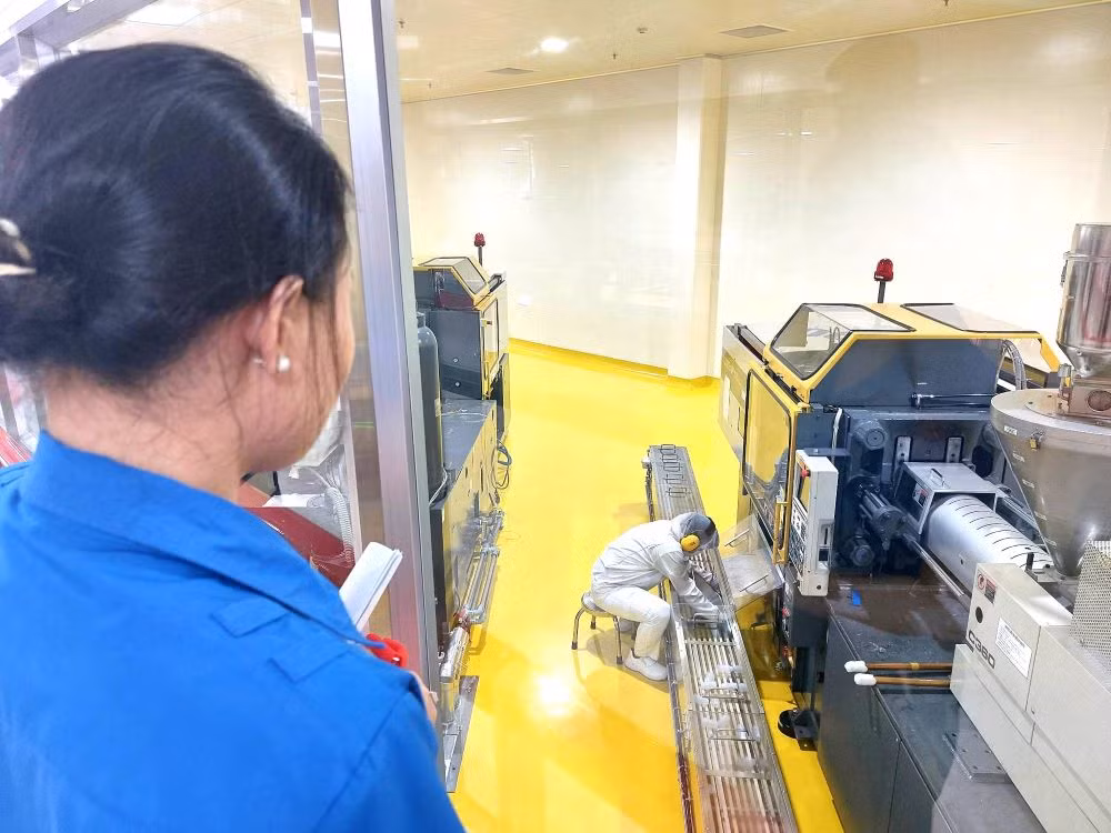 Với dây chuyền sản xuất hiện đại, sử dụng rất ít lao động. Với dây chuyền sản xuất hiện đại, sử dụng rất ít lao động.
