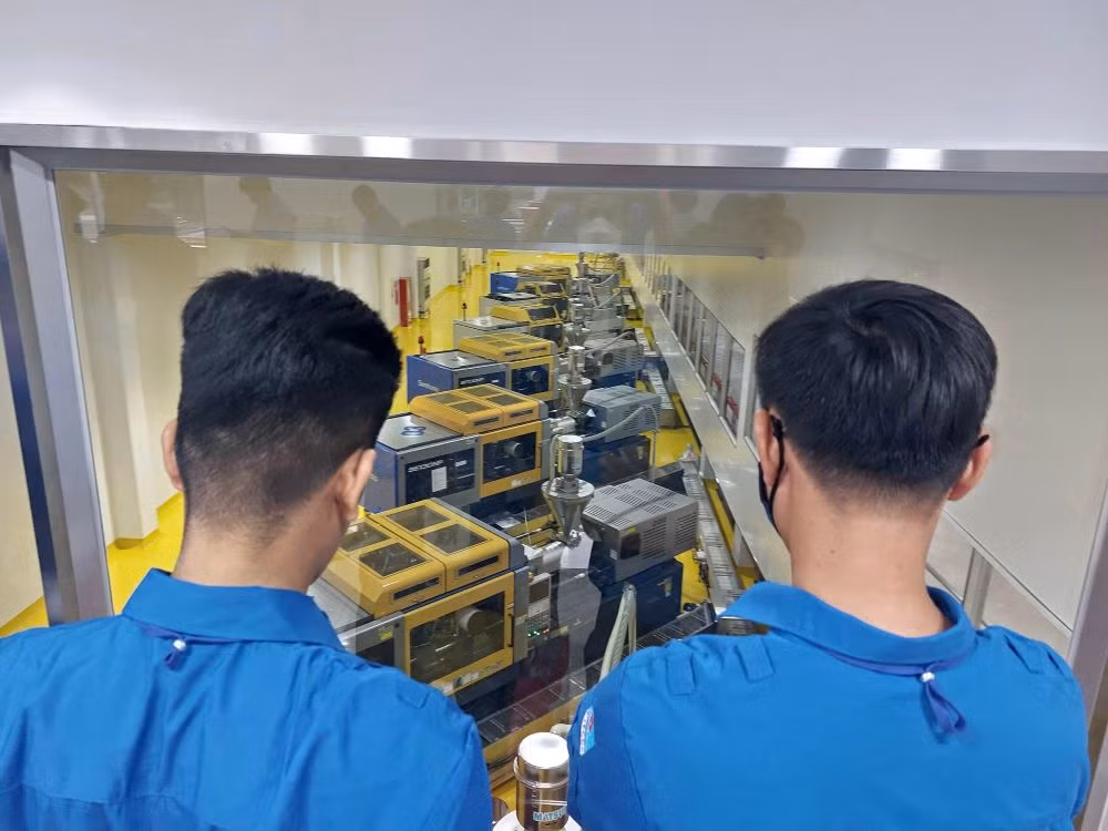 Đại biểu quan sát dây chuyền sản xuất Đại biểu quan sát dây chuyền sản xuất
