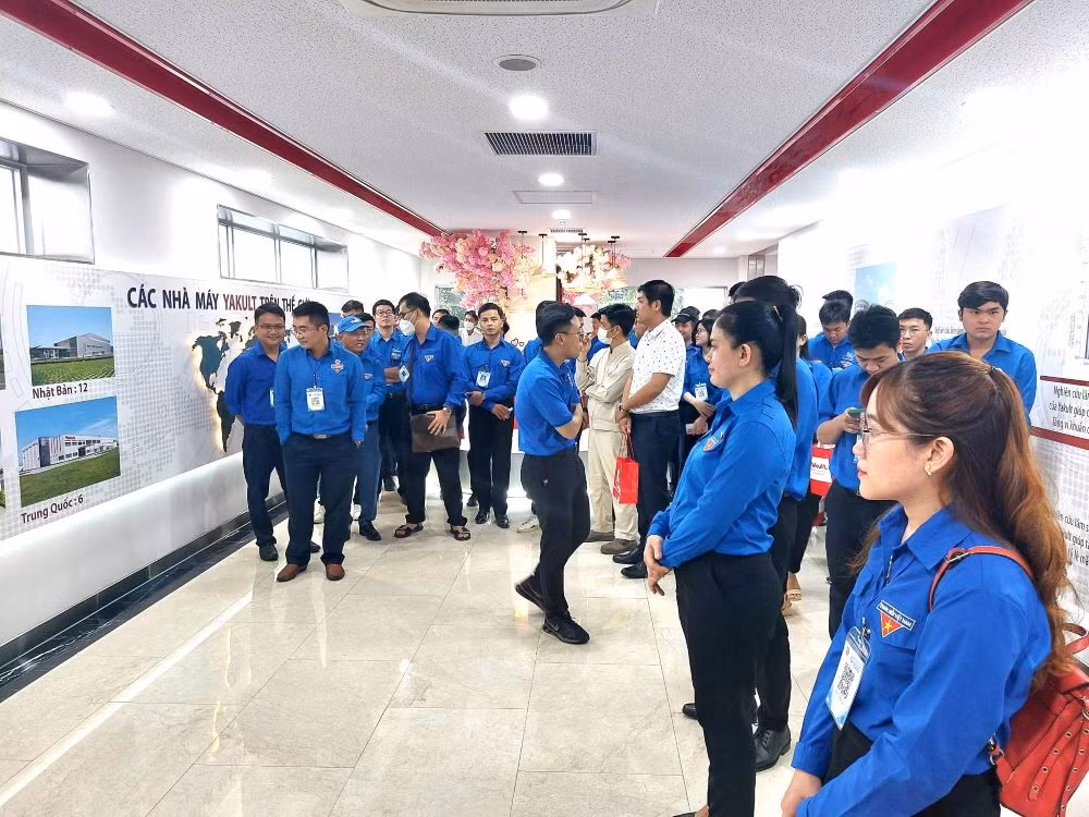 Các đại biểu tham quan mô hình sản xuất sử dụng công nghệ hiện đại. Các đại biểu tham quan mô hình sản xuất sử dụng công nghệ hiện đại.