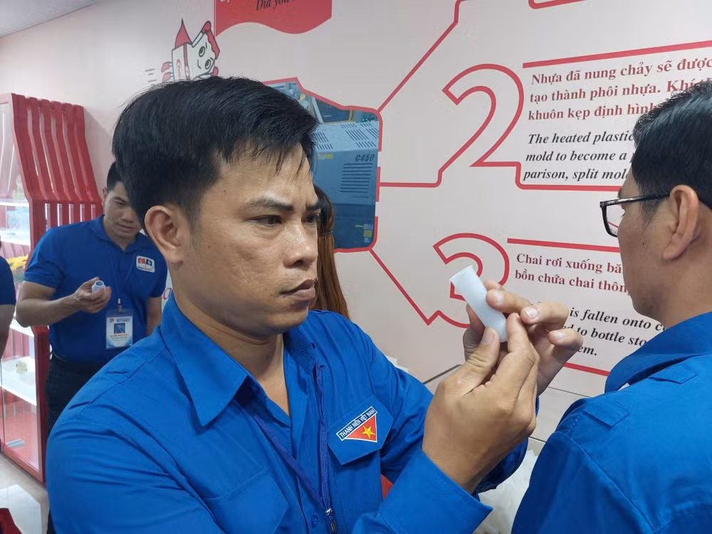 Đại biểu nghiên cứu công nghệ sản xuất tại Nhà máy Yakult. Đại biểu nghiên cứu công nghệ sản xuất tại Nhà máy Yakult.
