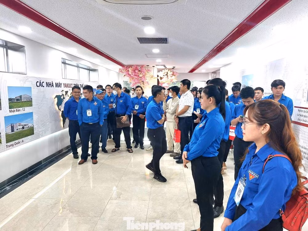 Các đại biểu tham quan mô hình sản xuất sử dụng công nghệ hiện đại.