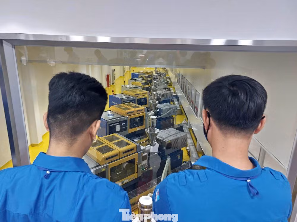Đại biểu quan sát dây chuyền sản xuất