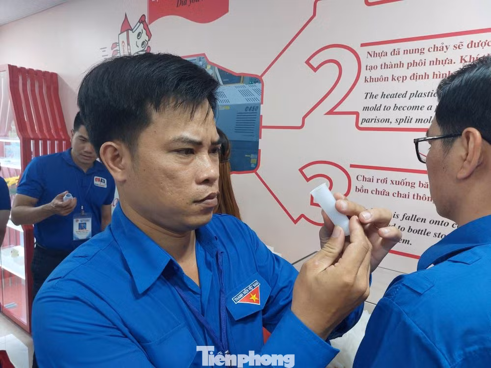 Đại biểu nghiên cứu công nghệ sản xuất tại Nhà máy Yakult.