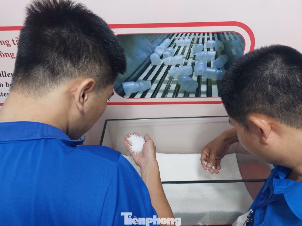 Đại biểu nghiên cứu công nghệ sản xuất.