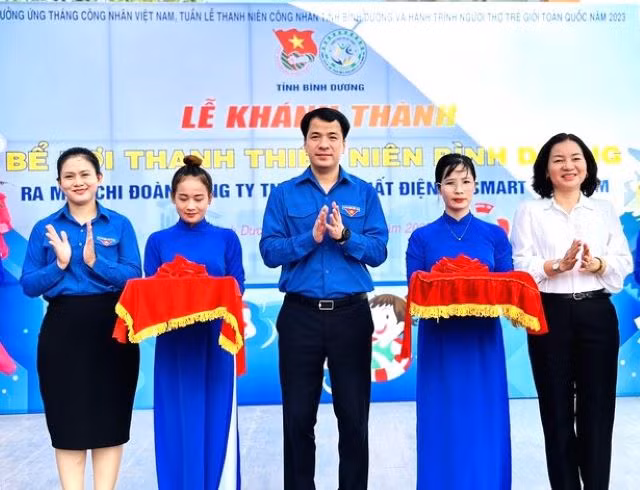 Bí thư Trung ương Đoàn Ngô Văn Cương (giữa), Trưởng Ban Tuyên giáo Tỉnh ủy Bình Dương Trương Thị Bích Hạnh (bìa phải) và Bí thư Tỉnh Đoàn Bình Dương Trần Thị Diễm Trinh (bìa trái) cắt băng khánh thành bể bơi