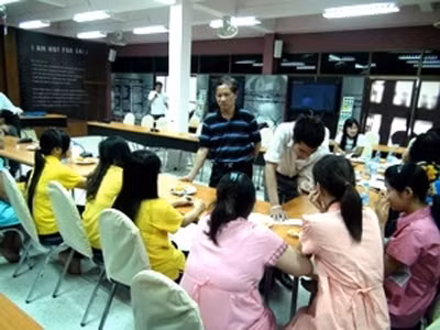Cán bộ Đại sứ quán Việt Nam tại Thái Lan thăm và động viên các cô gái mang thai hộ ở Trung tâm Kredtrakarn, tỉnh Nonthaburi ngày 26-2. Ảnh: Ngọc Tiến(TTXVN).