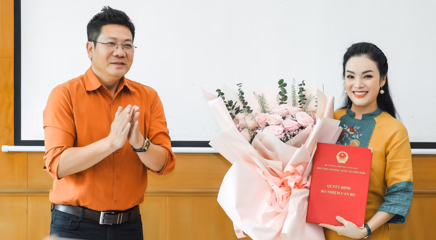 NSND Quốc Hưng trao quyết định bổ nhiệm NSƯT Tân Nhàn.